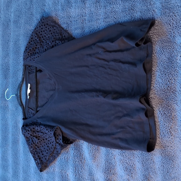 Jane Delancey| Black V-Neck T-shirt With Patterned Netted Sleeves Cotton - Picture 6 of 12